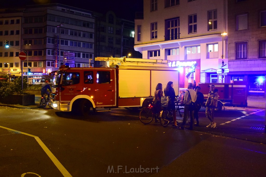 Einsatz BF Messerstecherei Koeln Neustadt Nord Eberplatz Platzmitte P023.JPG - Miklos Laubert